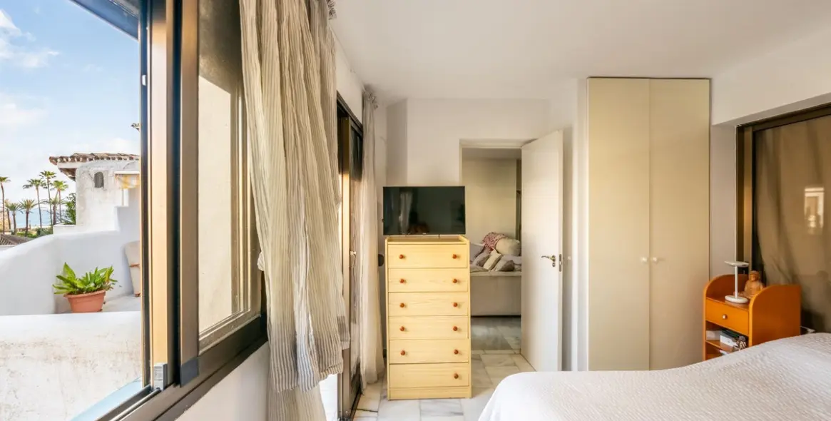 Sale of penthouse in Elviria 11