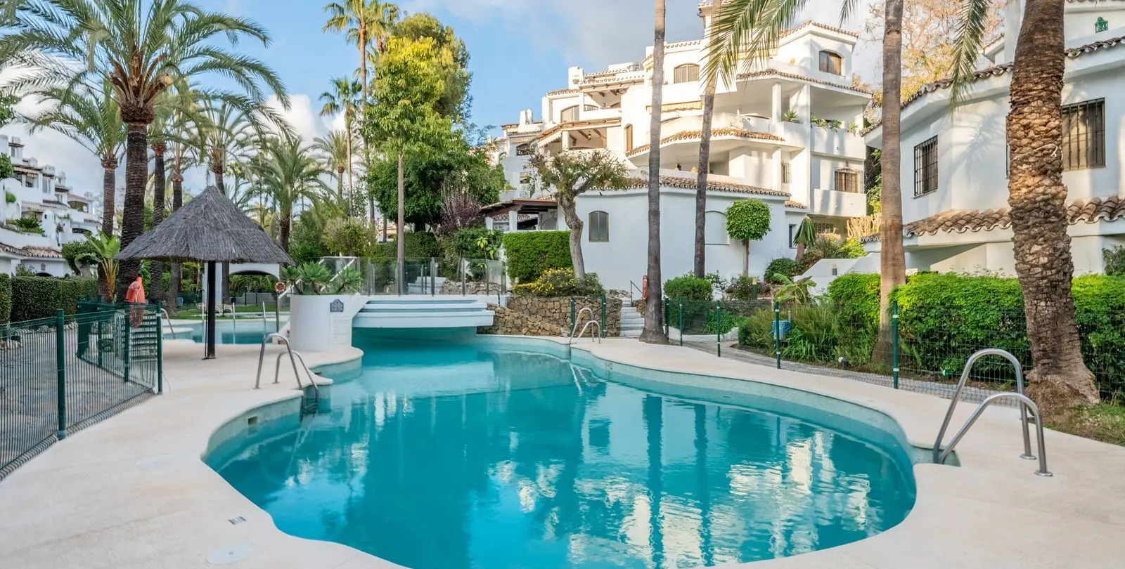 Sale of penthouse in Elviria 1
