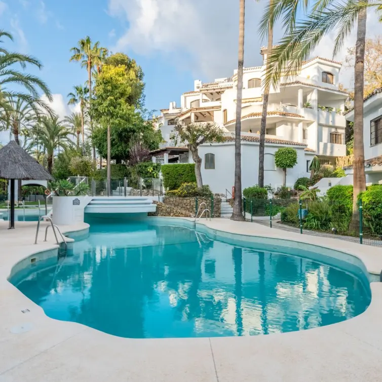 Sale of penthouse in Elviria