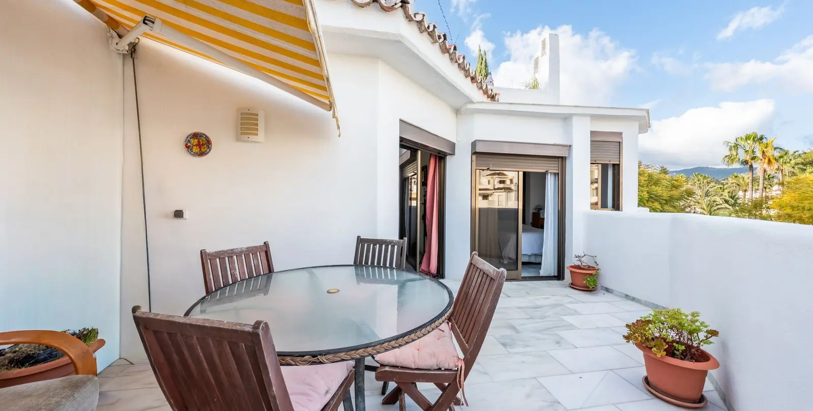 Sale of penthouse in Elviria 3