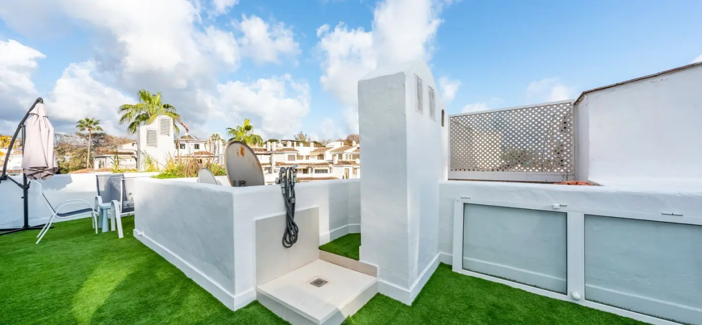 Sale of penthouse in Elviria 4