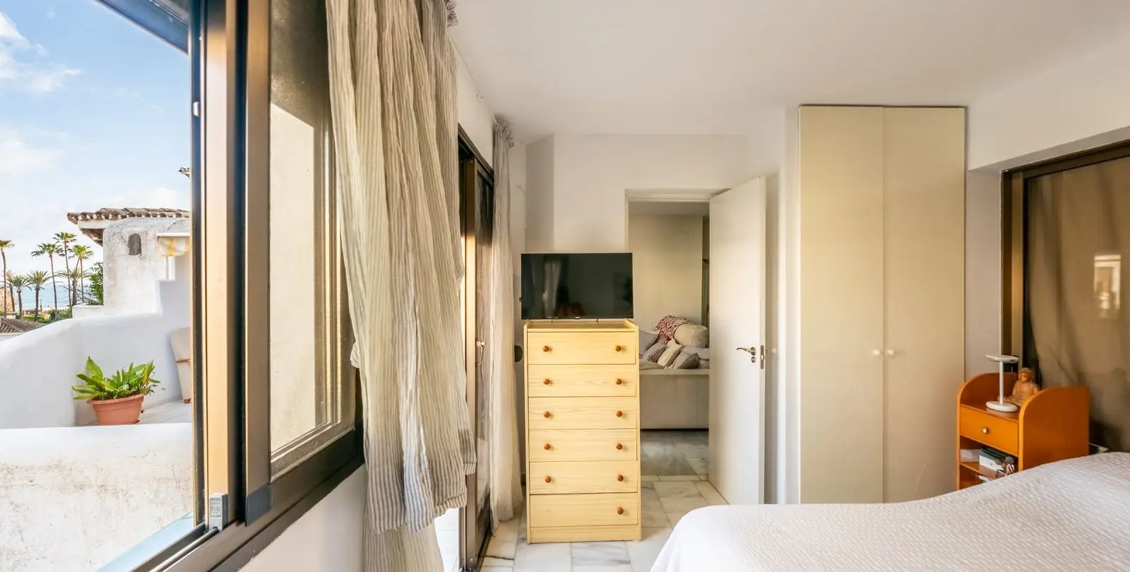 Sale of penthouse in Elviria 11