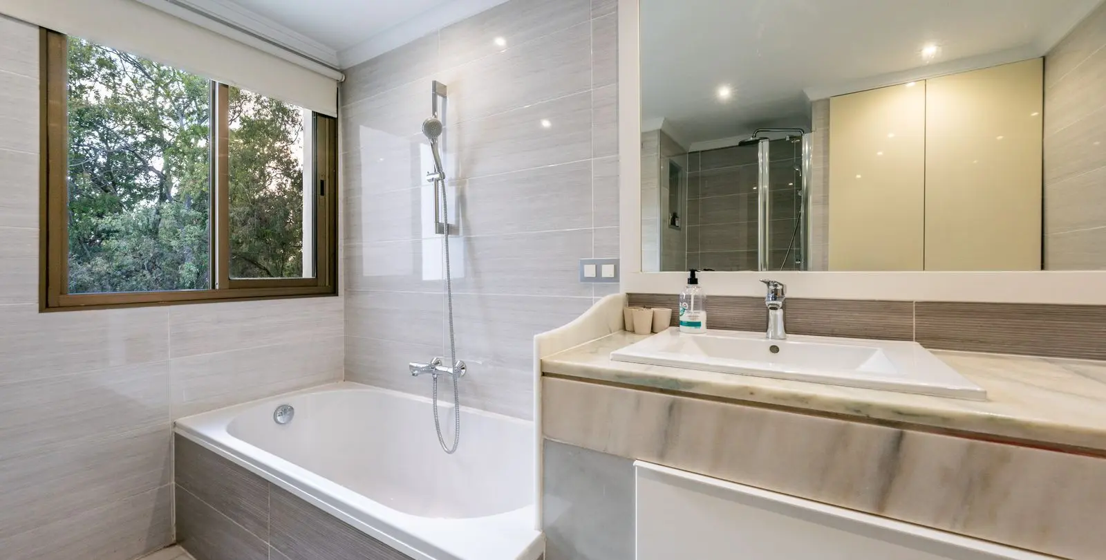 Sale of penthouse in Elviria 14