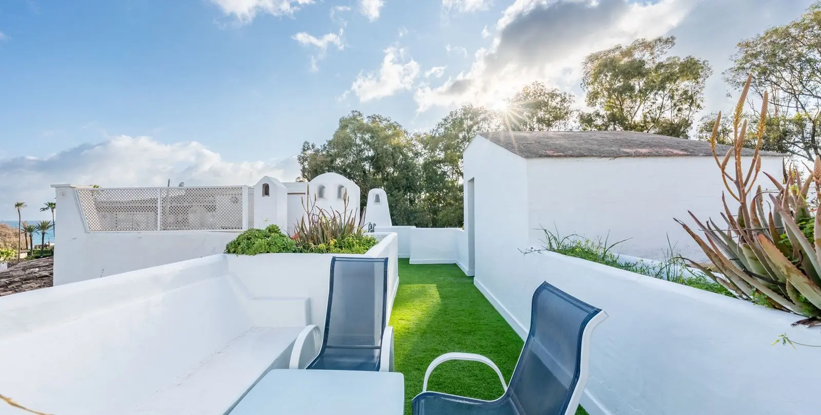 Sale of penthouse in Elviria 18