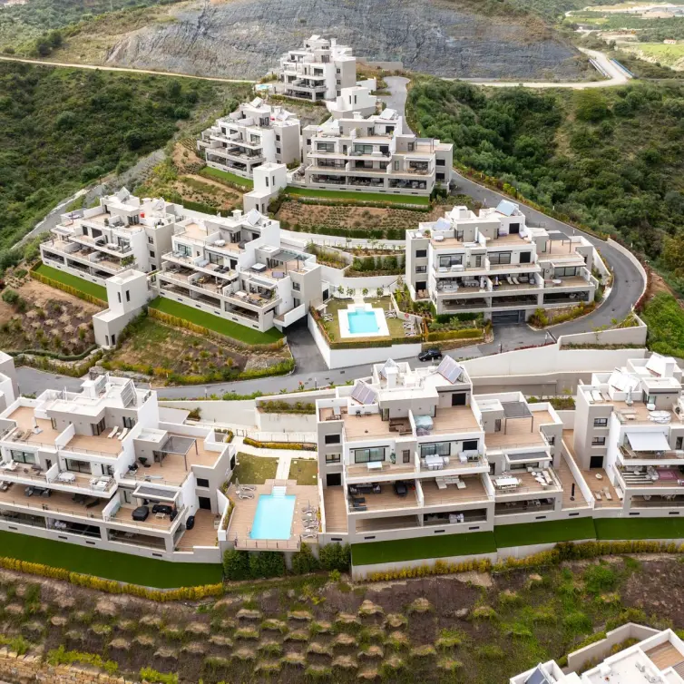 Sale of middle floor apartment in Nueva Andalucía