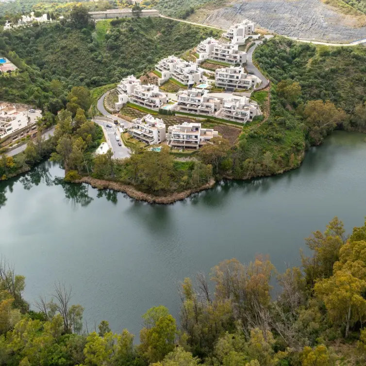 Sale of middle floor apartment in Nueva Andalucía