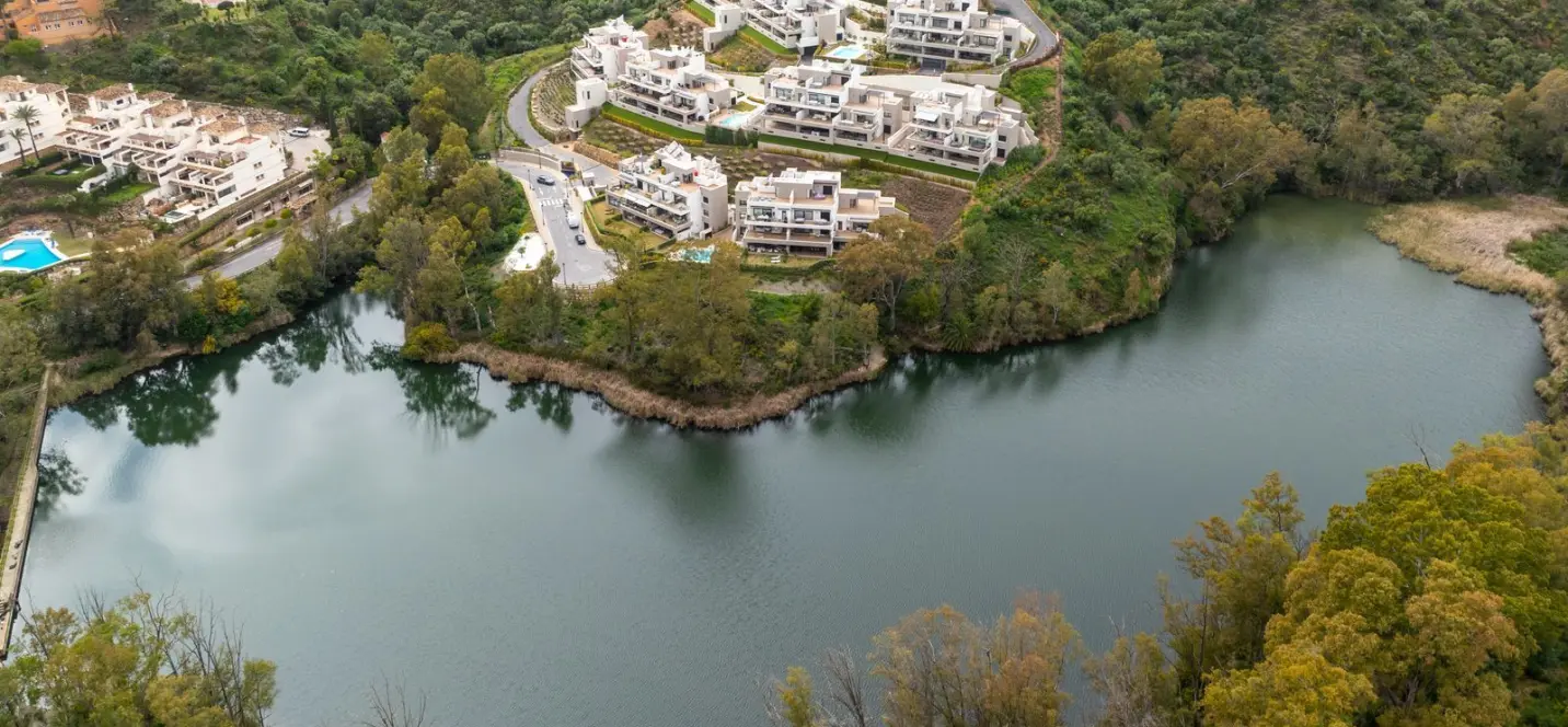 Sale of middle floor apartment in Nueva Andalucía 2