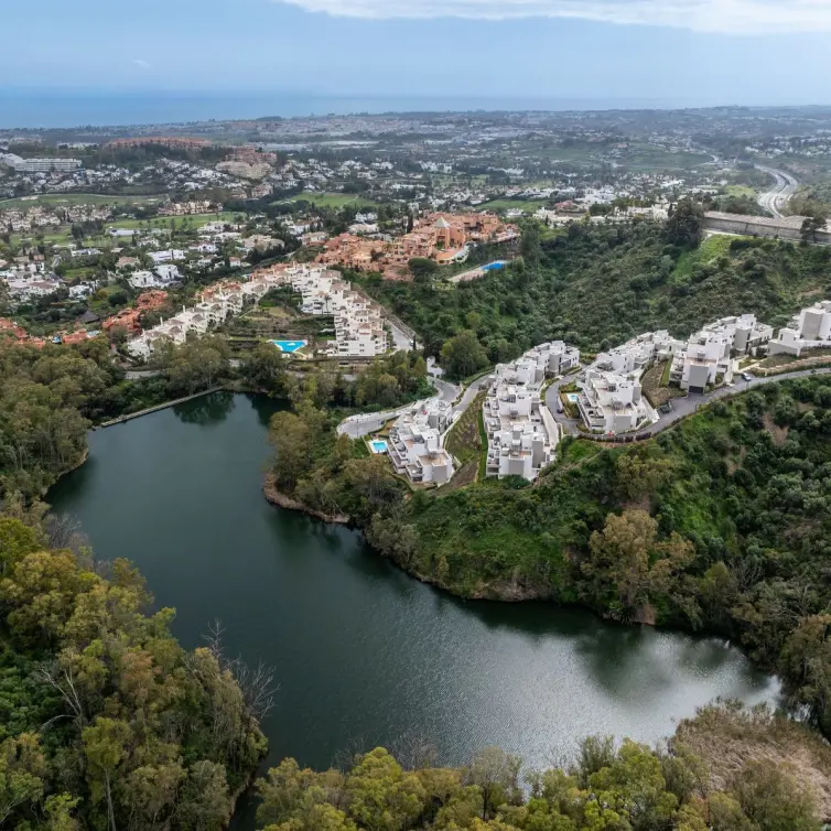 Sale of middle floor apartment in Nueva Andalucía
