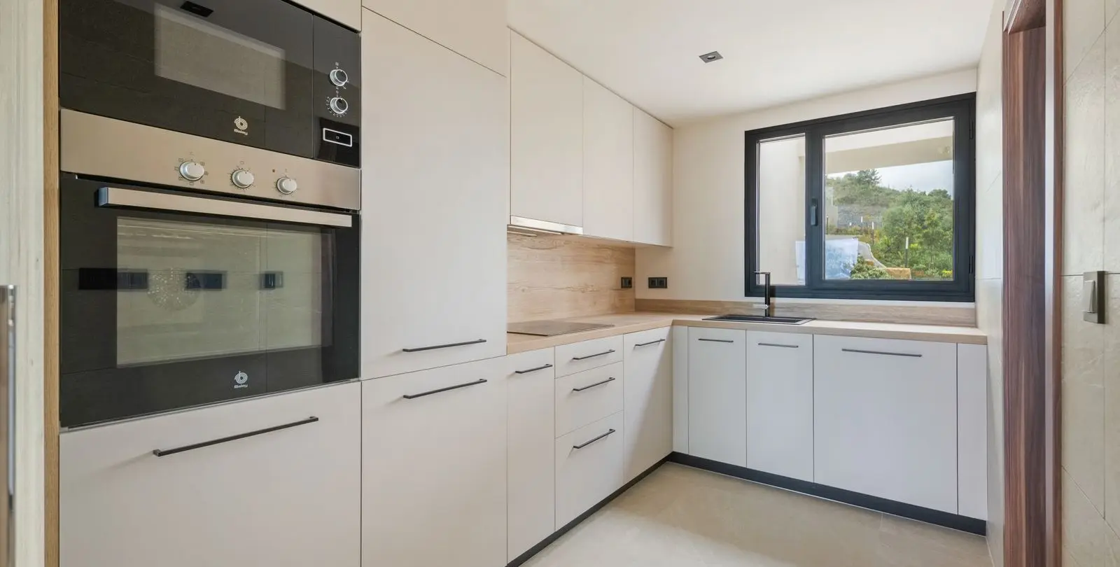 Sale of middle floor apartment in Nueva Andalucía 11