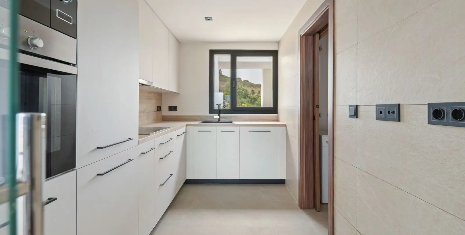 Sale of middle floor apartment in Nueva Andalucía 13