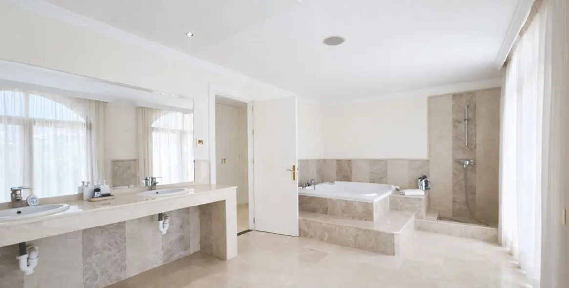 Продажа  отдельно стоящей виллы в Benahavís 6