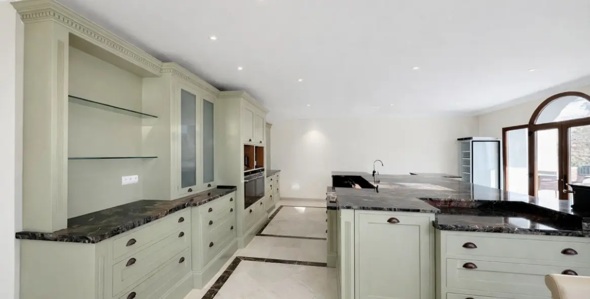 Продажа  отдельно стоящей виллы в Benahavís 12