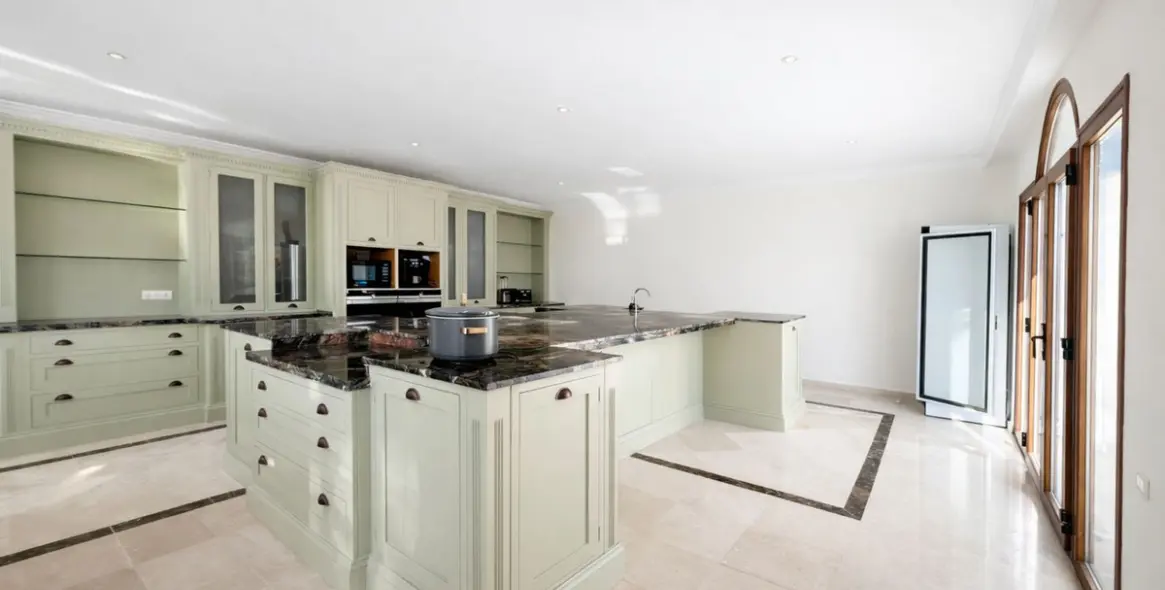 Продажа  отдельно стоящей виллы в Benahavís 13