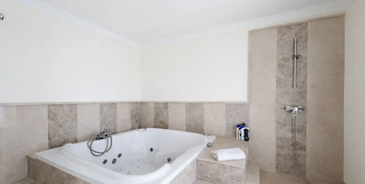 Продажа  отдельно стоящей виллы в Benahavís 19