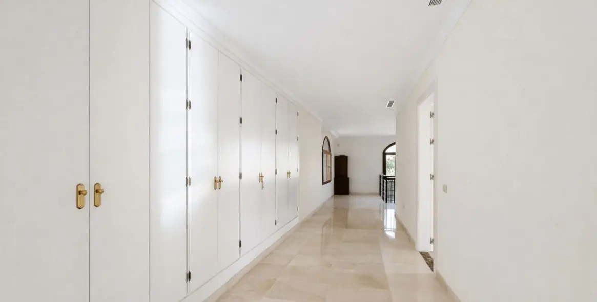 Продажа  отдельно стоящей виллы в Benahavís 25