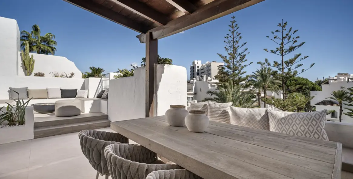 Sale of penthouse duplex in The Golden Mile 25