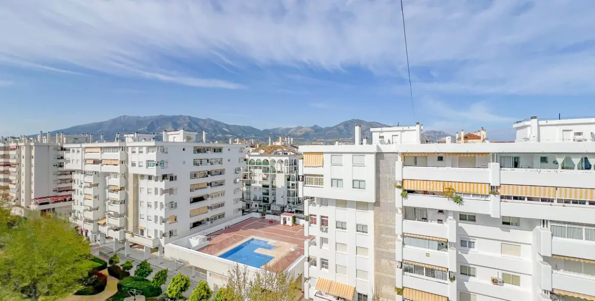 Sale of middle floor apartment in Fuengirola 35