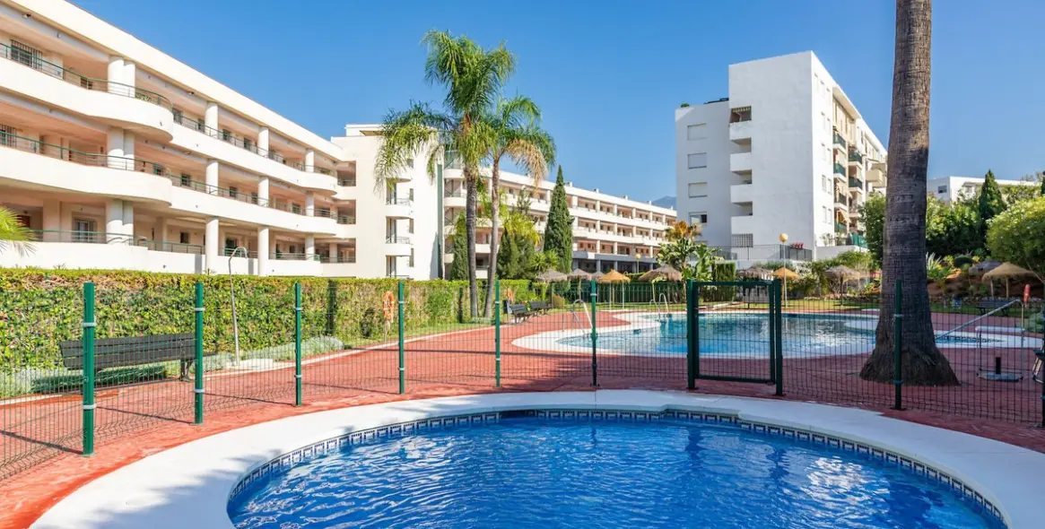 Venta de apartamento en planta media en Guadalmina Alta 1