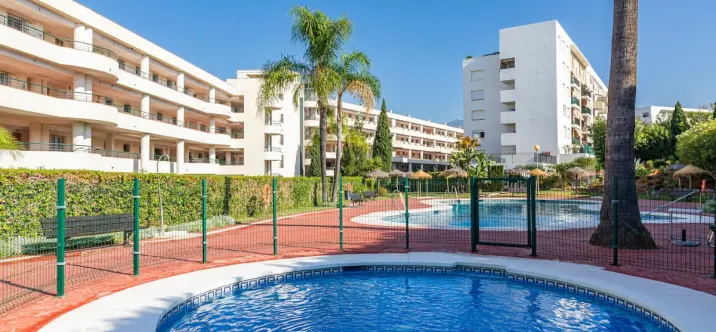 Venta de apartamento en planta media en Guadalmina Alta 0