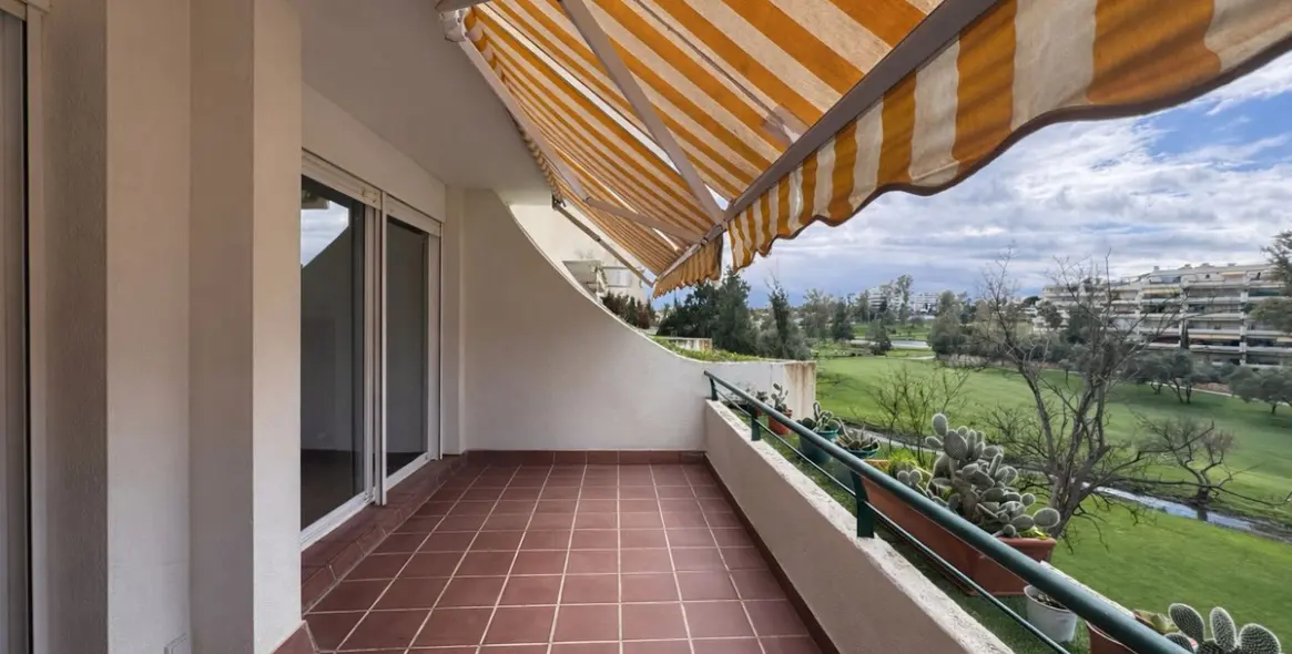 Venta de apartamento en planta media en Guadalmina Alta 2