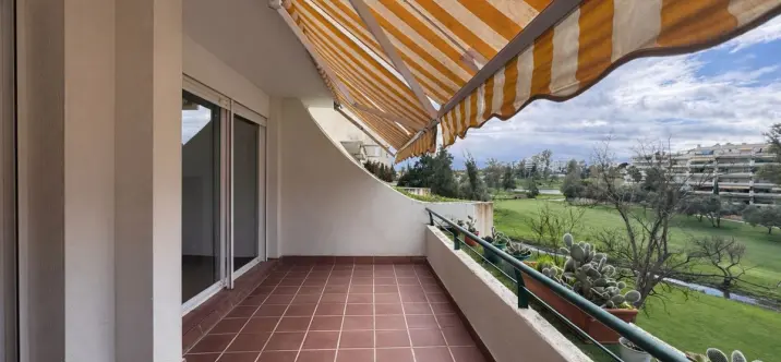 Venta de apartamento en planta media en Guadalmina Alta 1