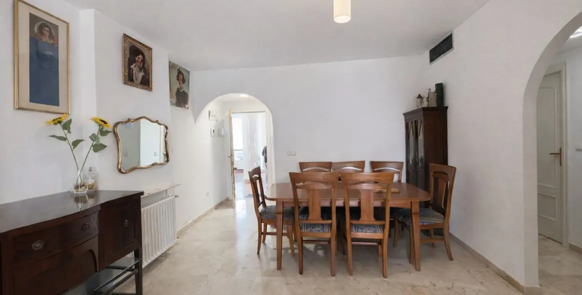 Venta de apartamento en planta media en Guadalmina Alta 4