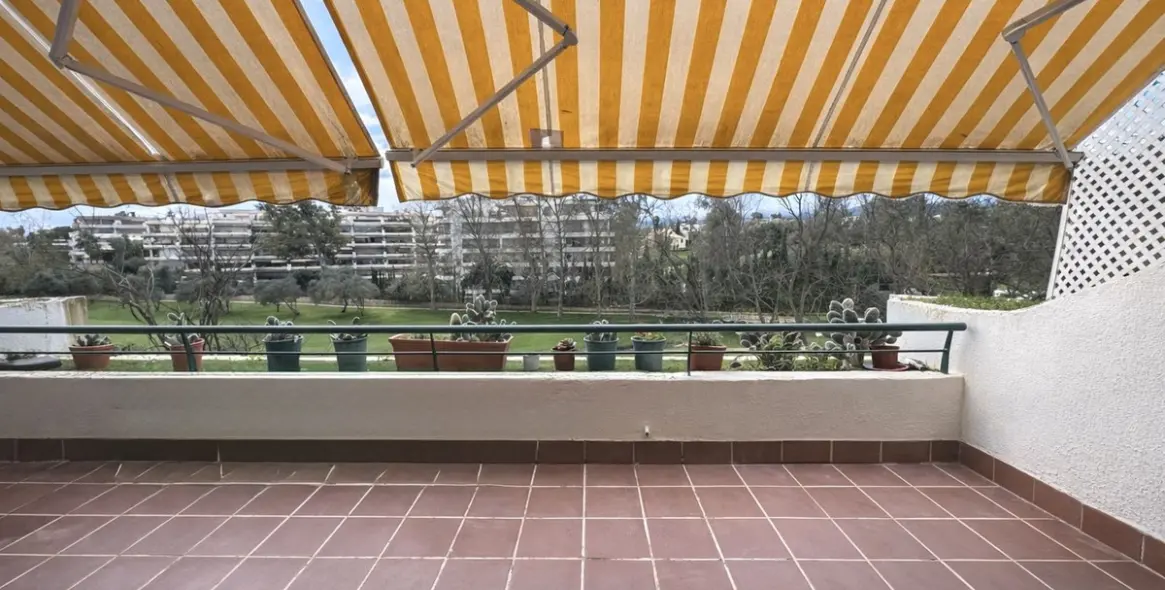 Venta de apartamento en planta media en Guadalmina Alta 5