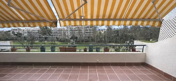 Venta de apartamento en planta media en Guadalmina Alta 4