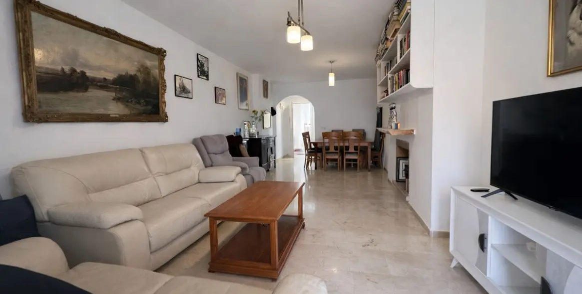 Venta de apartamento en planta media en Guadalmina Alta 6