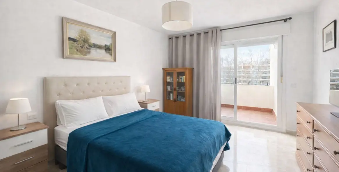 Venta de apartamento en planta media en Guadalmina Alta 7