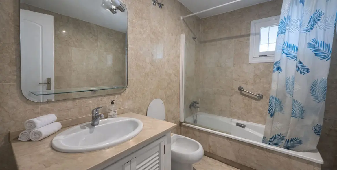 Venta de apartamento en planta media en Guadalmina Alta 8