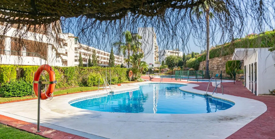 Venta de apartamento en planta media en Guadalmina Alta 12