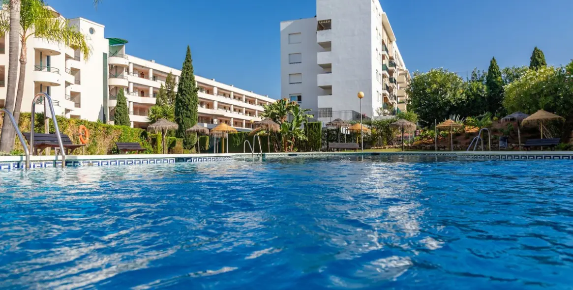 Venta de apartamento en planta media en Guadalmina Alta 13