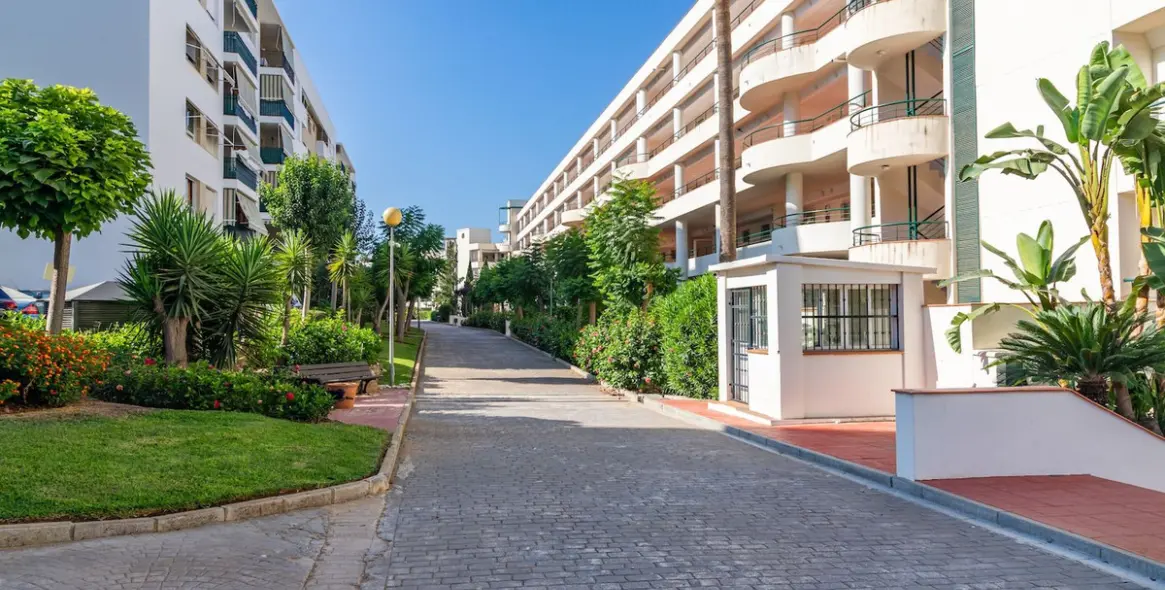 Venta de apartamento en planta media en Guadalmina Alta 14