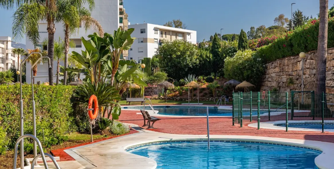 Venta de apartamento en planta media en Guadalmina Alta 15