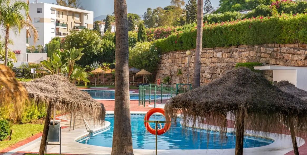 Venta de apartamento en planta media en Guadalmina Alta 16