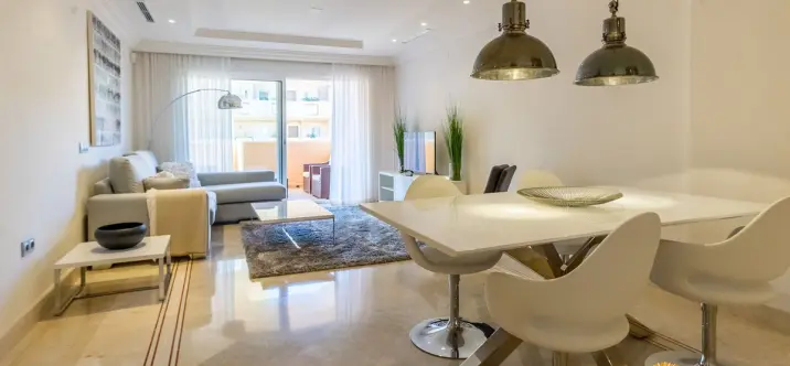 Venta de apartamento en planta media en Nueva Andalucía 2
