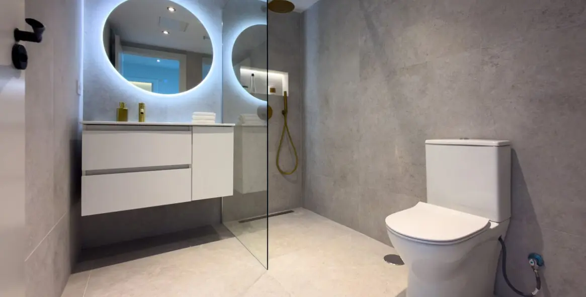 Sale of ground floor apartment in Miraflores 15