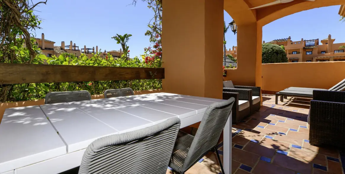 Sale of ground floor apartment in Estepona 10