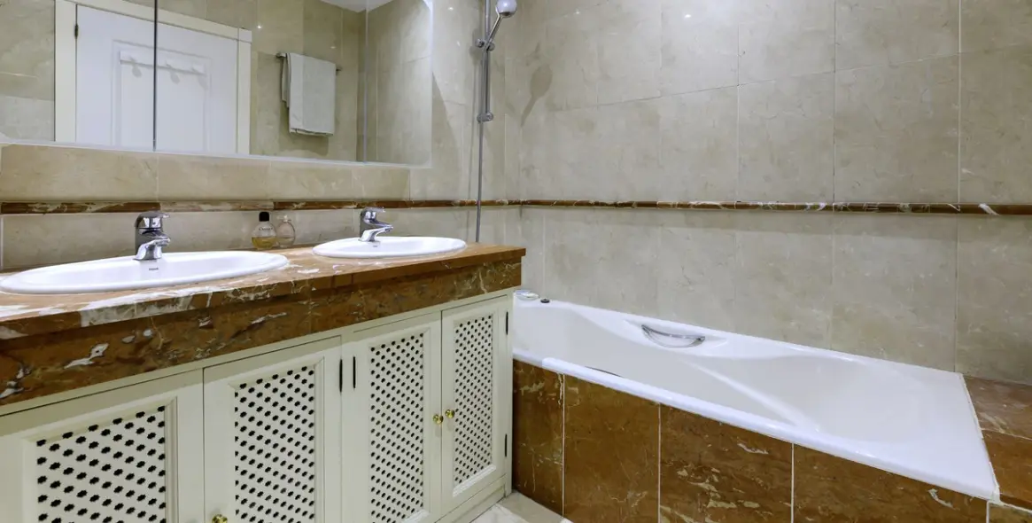 Sale of ground floor apartment in Estepona 16