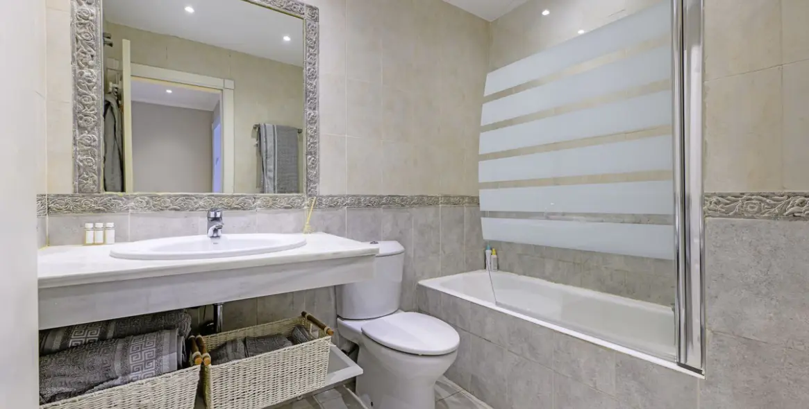 Sale of ground floor apartment in Estepona 18