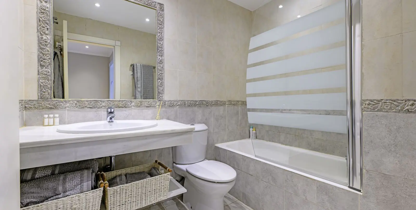Sale of ground floor apartment in Estepona 18