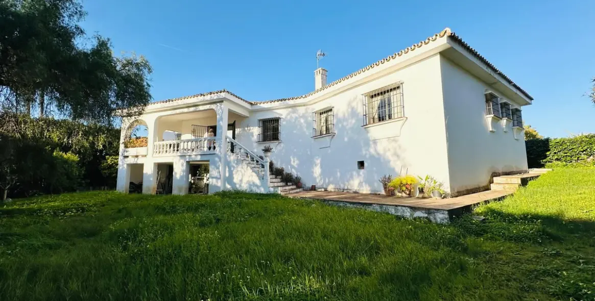 Sale of detached villa in Atalaya 1