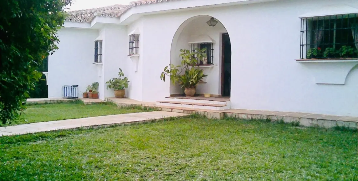 Sale of detached villa in Atalaya 11