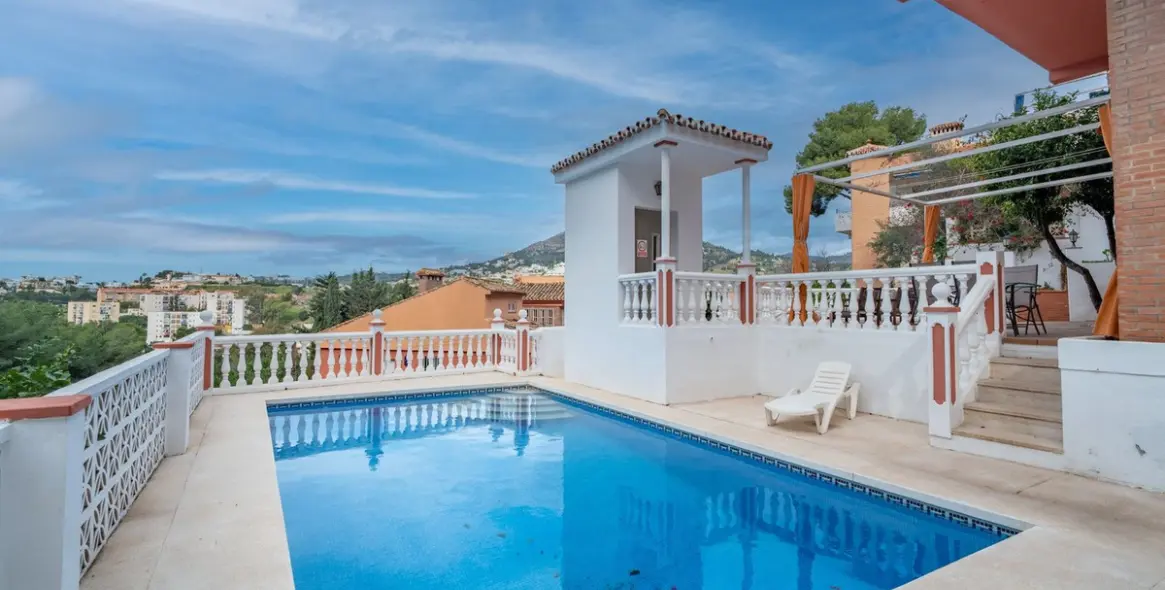 Sale of detached villa in El Candado 1
