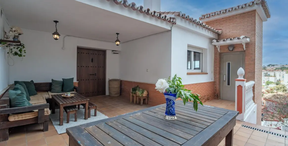 Sale of detached villa in El Candado 2
