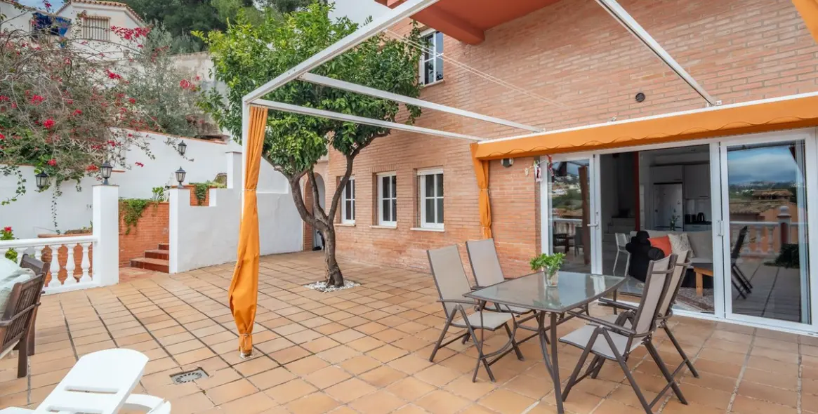 Sale of detached villa in El Candado 4