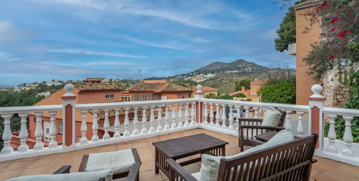 Sale of detached villa in El Candado 5