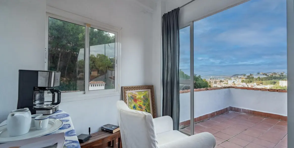 Sale of detached villa in El Candado 14