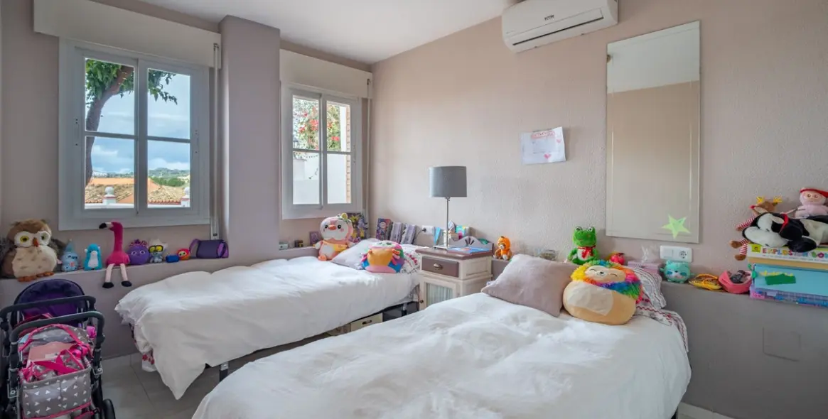 Sale of detached villa in El Candado 24